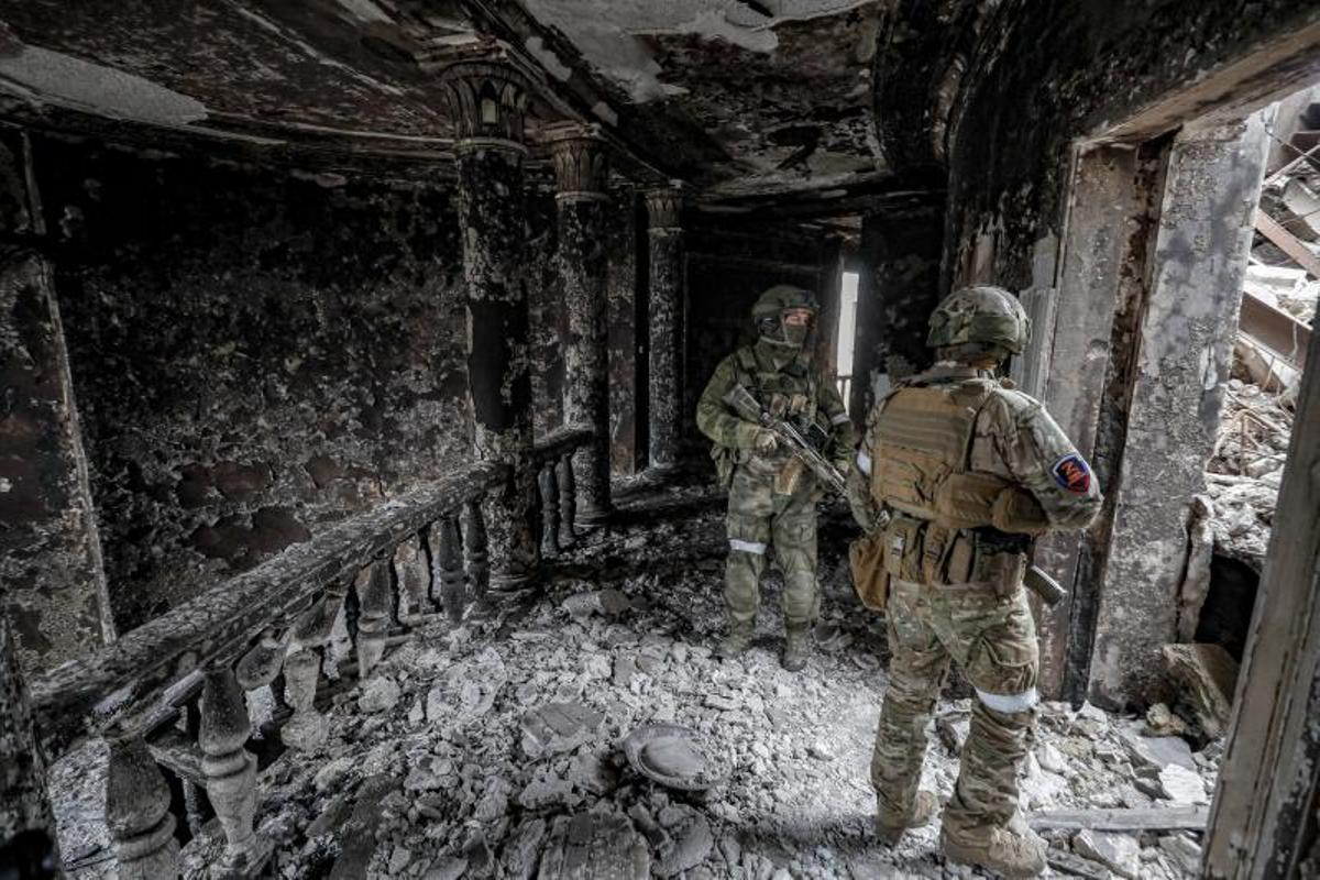 Soldados rusos aseguran las ruinas del teatro Drama de Mariupol.