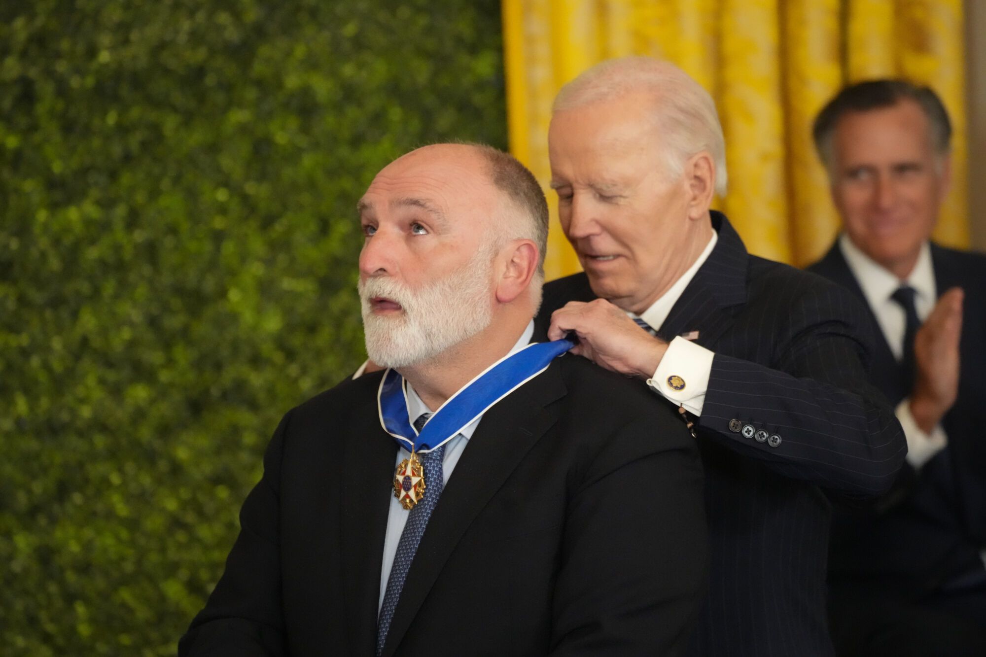 José Andrés recibe de manos de Biden la más alta condecoración civil de Estados Unidos