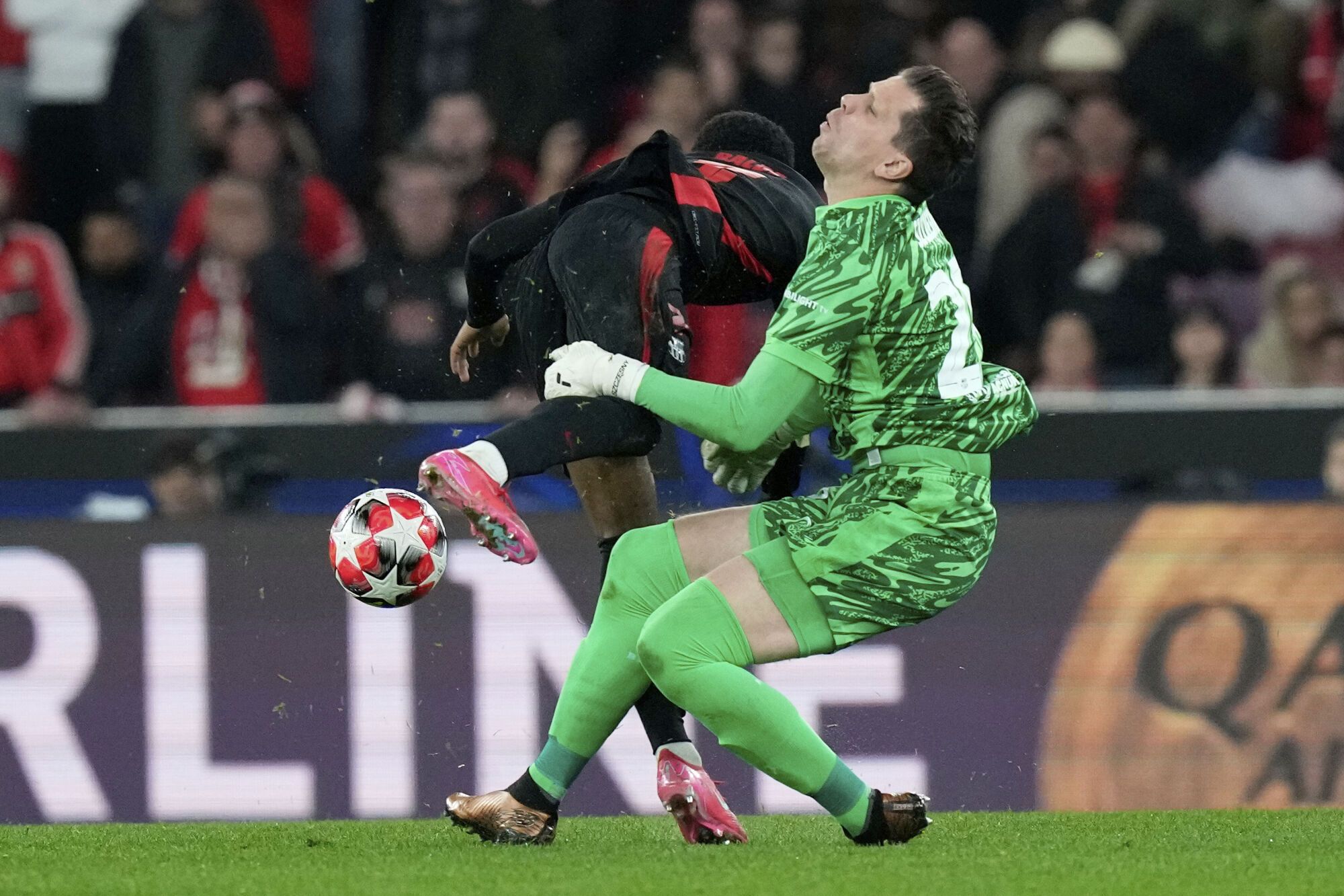 Barcelona's Alejandro Balde collides with Barcelona's goalkeeper Wojciech Szczęsny during a Champions League opening phase soccer match between SL Benfica and FC Barcelona at the Luz stadium in Lisbon, Tuesday, Jan. 21, 2025. (AP Photo/Armando Franca). EDITORIAL USE ONLY / ONLY ITALY AND SPAIN