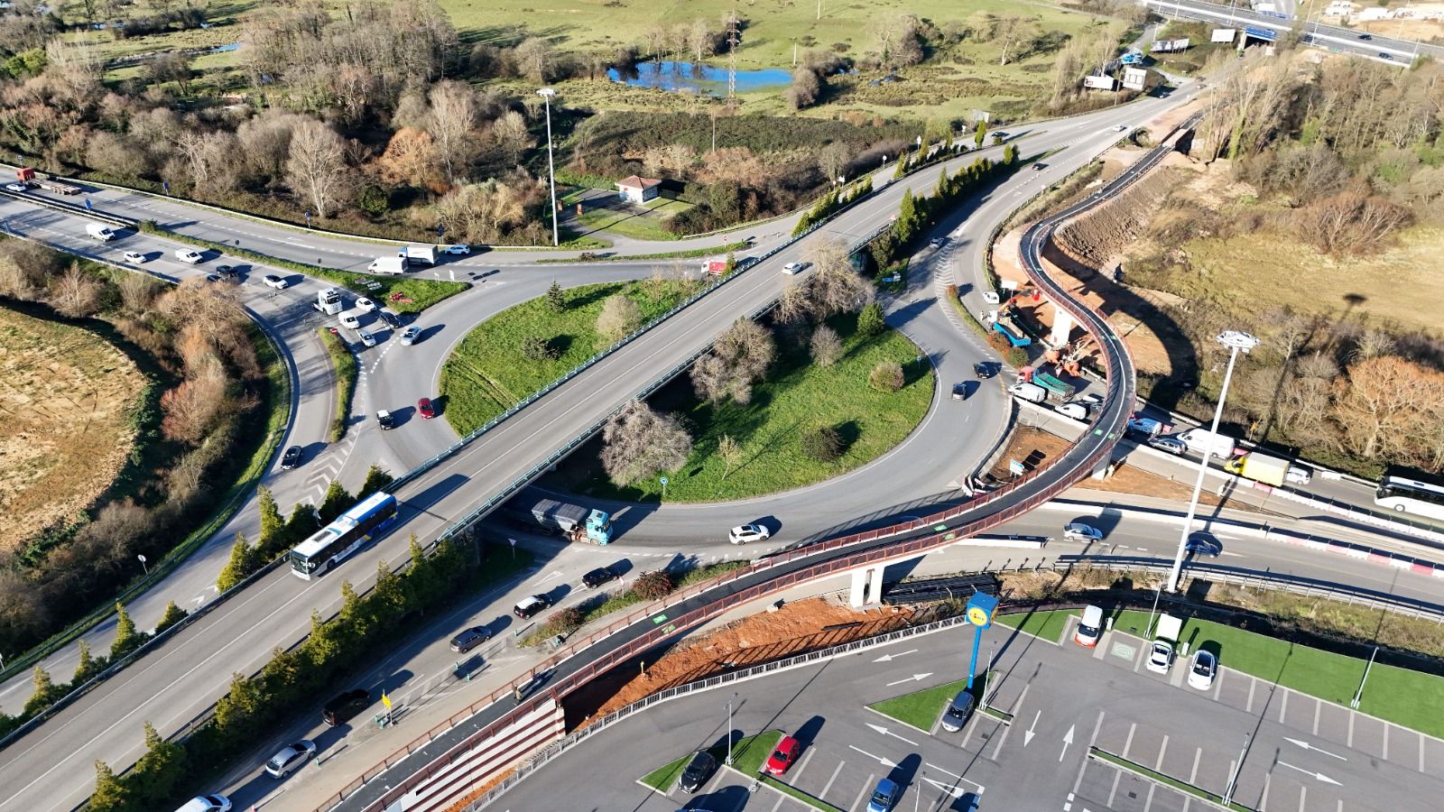 A vista de pájaro: así sobrevuela la pasarela sobre la AS-17