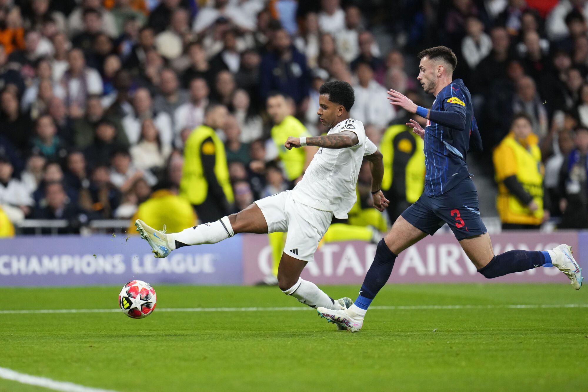 Rodrygo del Real Madrid, izquierda, en acción para anotar el primer gol de su equipo durante el partido de fútbol de la fase inaugural de la Liga de Campeones entre el Real Madrid y el FC Salzburg en el estadio Santiago Bernabéu de Madrid, el miércoles 22 de enero de 2025. (Foto AP/Manu Fernández )