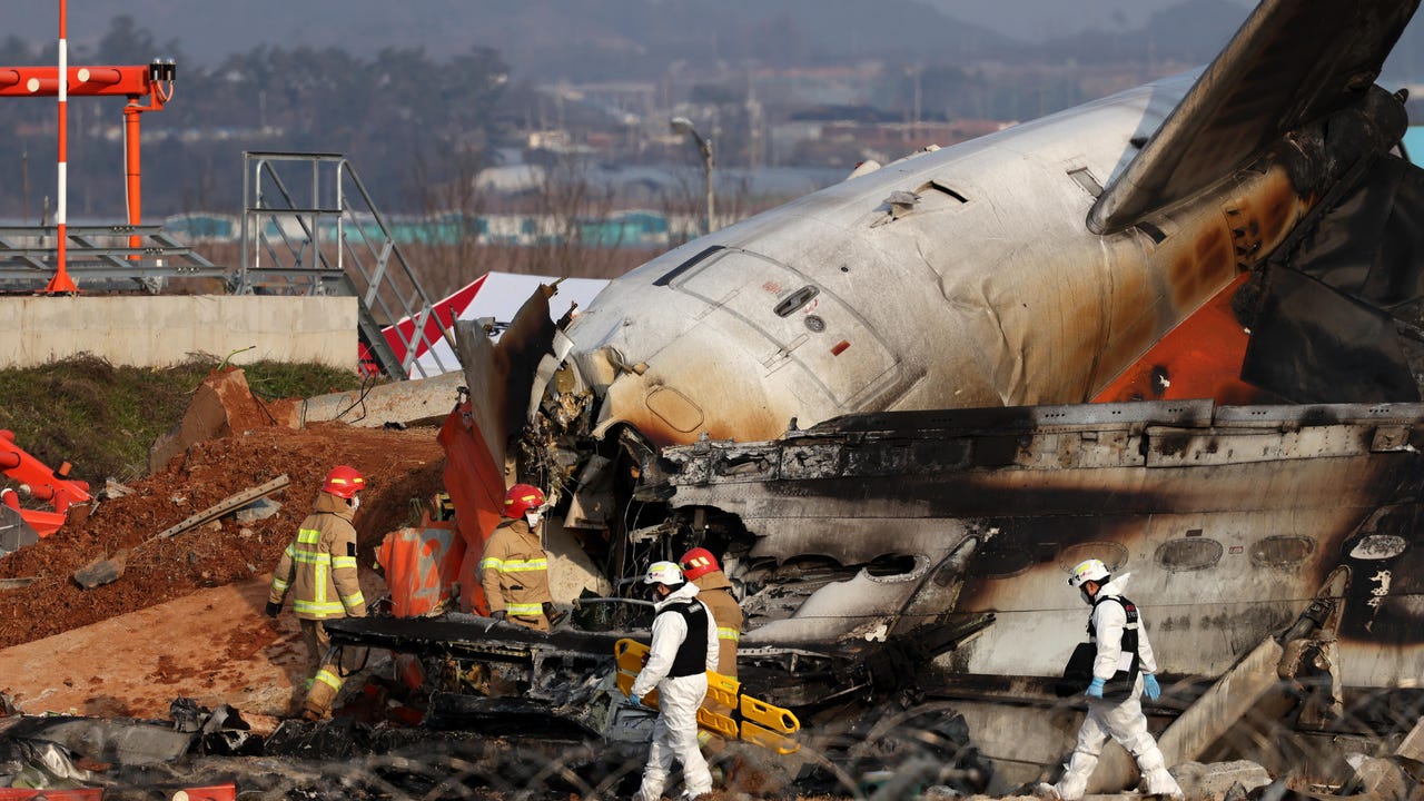 La caja negra del avión de Corea del Sur dejó de funcionar cuatro minutos antes del accidente