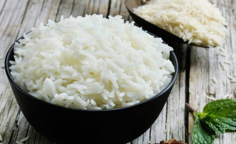 Los 5 trucos fáciles de cocinero para que el arroz blanco quede suelto y en su punto