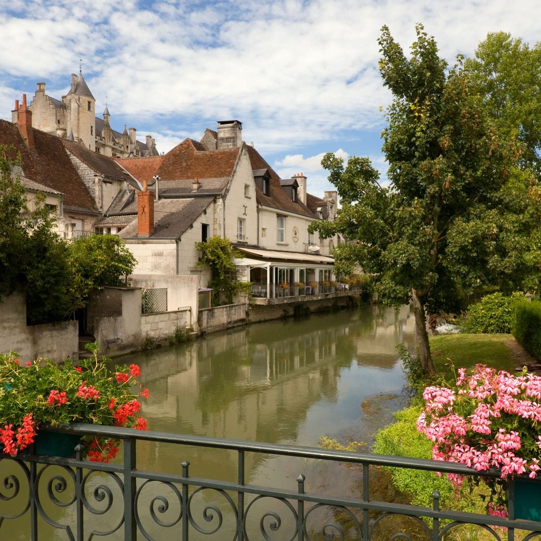 Terraza del restaurante del hotel Le George a orillas del Indre, Loches, Francia