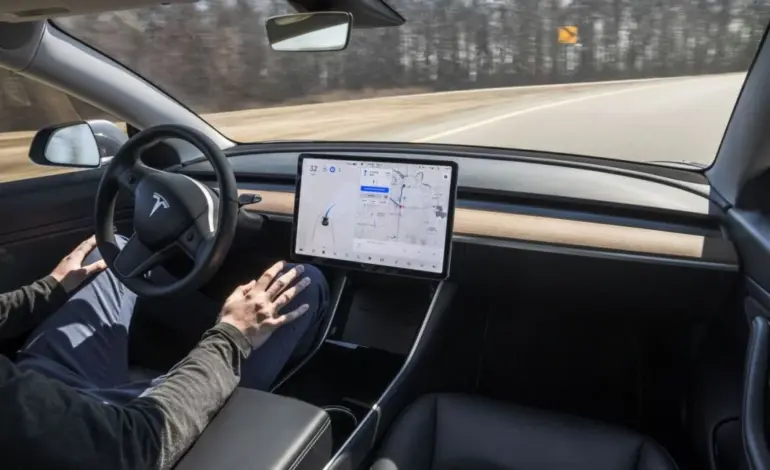 Tras pagar 10.000 dólares por la función Autopilot, así conduce este Tesla con síndrome de tren