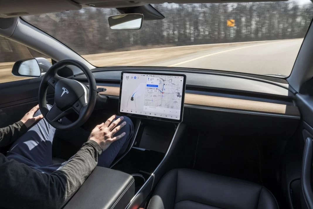 Tras pagar 10.000 dólares por la función Autopilot, así conduce este Tesla con síndrome de tren