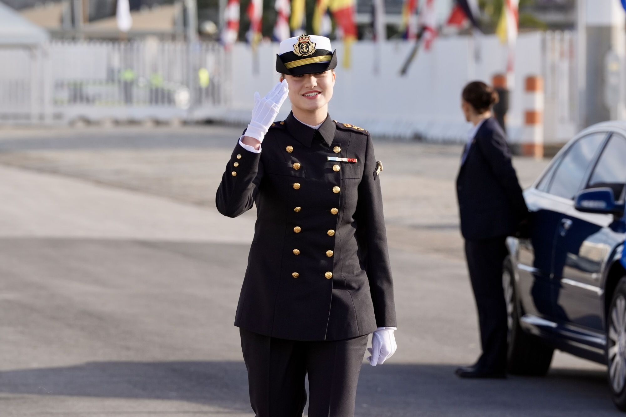 CÁDIZ, 08/01/2025.- La princesa Leonor a su llegada esta tarde del miércoles al buque escuela de la Armada Juan Sebastián de Elcano, atracado en el puerto de Cádiz y que junto a otros 75 guardiamarinas han llegado para tener su primer contacto con el velero bergantín-goleta repleto de curiosidades y que deberán conocer como el abecedario porque a partir del sábado pasarán seis meses, con todos sus días y sus noches, a bordo de él. EFE/Román Ríos