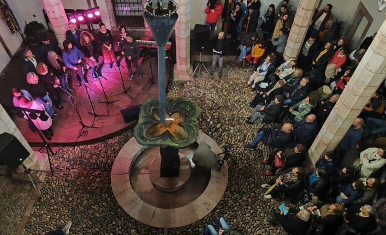 Lleno hasta la bandera para escuchar y cantar «Los sones de la navidá asturiana 2025» en Grado