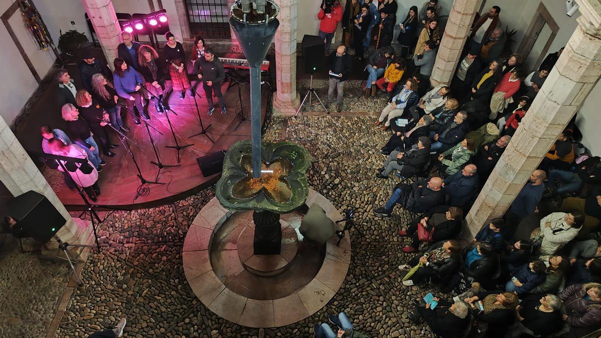 Lleno hasta la bandera para escuchar y cantar «Los sones de la navidá asturiana 2025» en Grado