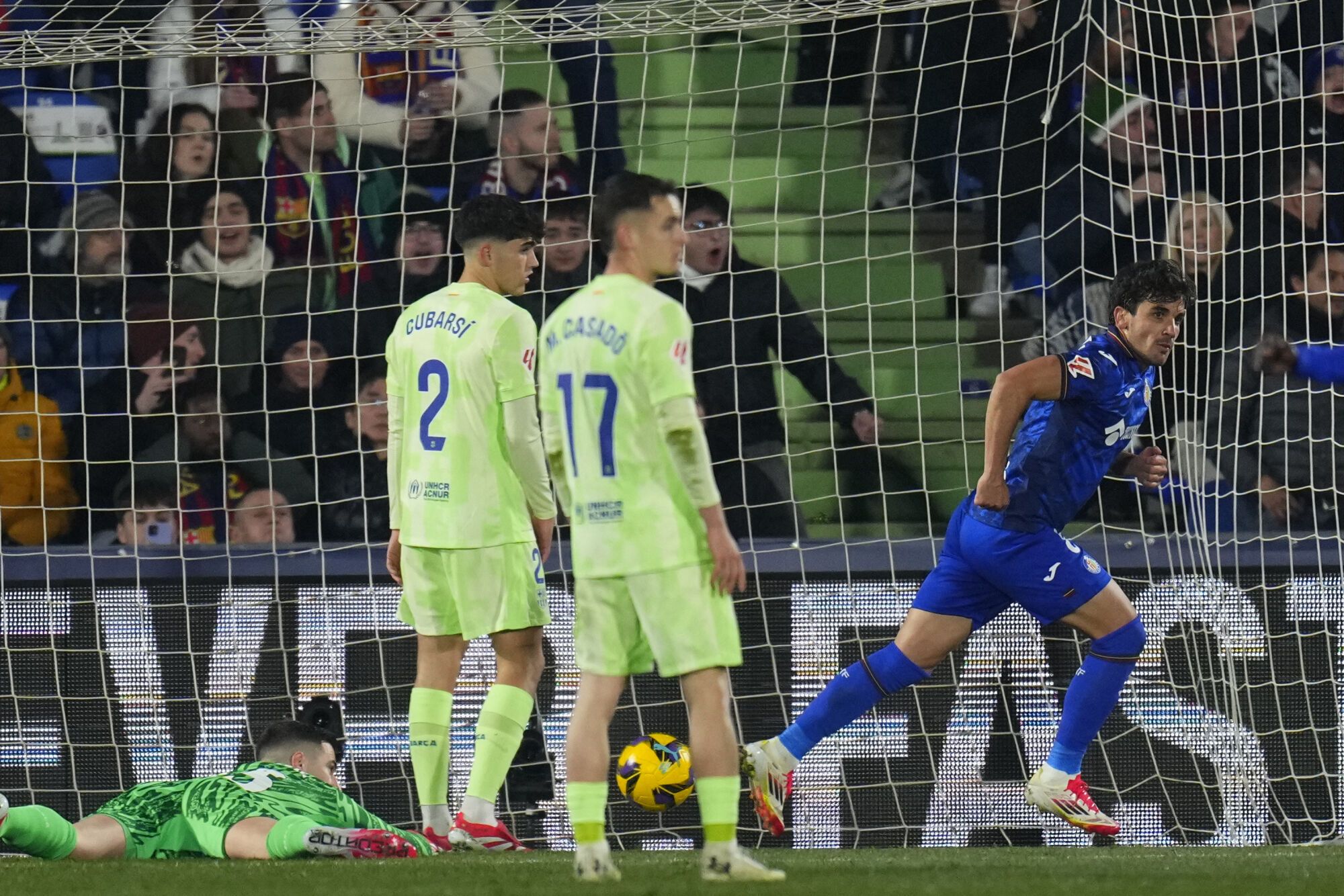 Mauro Arambarri, derecha, del Getafe, celebra tras anotar el primer gol de su equipo contra el Barcelona durante un partido de fútbol de la Liga española en el estadio Coliseo Alfonso Pérez de Getafe, España, el sábado 18 de enero de 2025. (Foto AP/Manu Fernández). SÓLO USO EDITORIAL / SÓLO ITALIA Y ESPAÑA