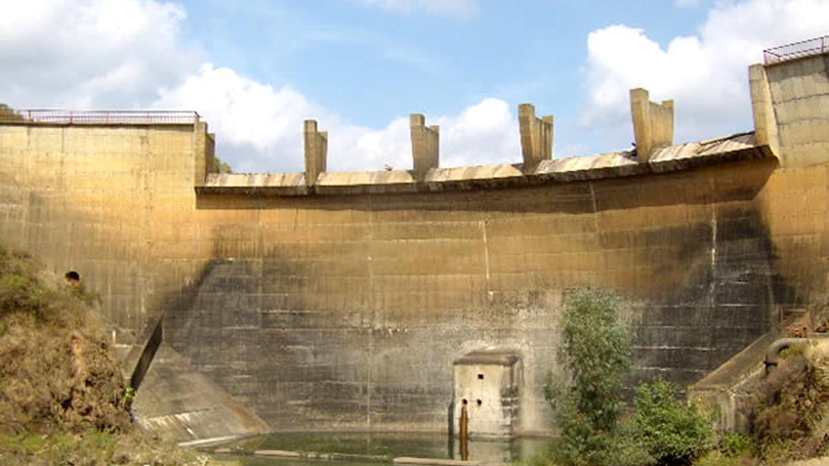 Desalojan una pedanía en Huelva por una grieta en un embalse