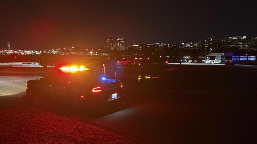 ACCIDENTE DE AVIÓN | Este es el instante en el que un avión comercial con 64 pasajeros cae al río Potomac tras estrellarse contra un helicóptero militar en Washington