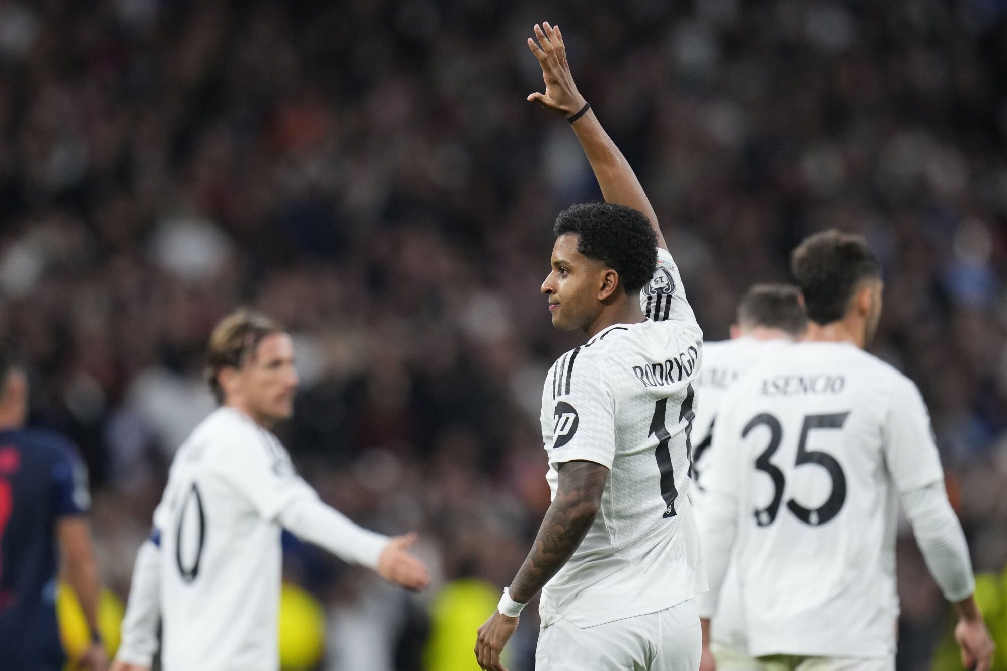 Rodrygo, del Real Madrid, celebra con su compañero Kylian Mbappé después de anotar el segundo gol de su equipo durante el partido de fútbol de la fase inaugural de la Liga de Campeones entre el Real Madrid y el FC Salzburg en el estadio Santiago Bernabeu de Madrid, el miércoles 22 de enero de 2025. (Foto AP/ Manu Fernández). USO EDITORIAL SÓLO/SÓLO ITALIA Y ESPAÑA