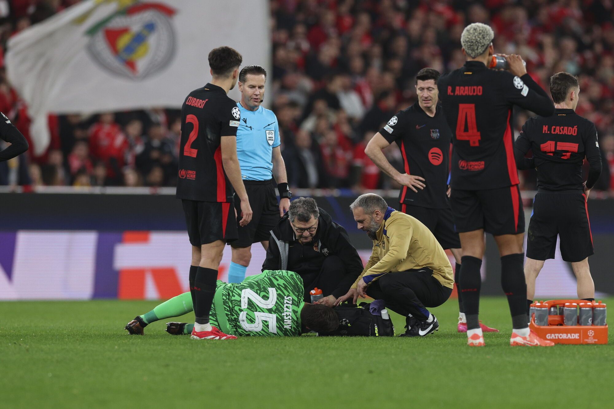 Lisbon (Portugal), 01/21/2025.- Barcelona`s goalkeeper Szczesny is assisted on the field during their UEFA Champions League soccer match against Benfica held at Luz Stadium in Lisbon, Portugal, 21 January 2025. (Champions League, Lisbon ) EFE/EPA/TIAGO PETINGA