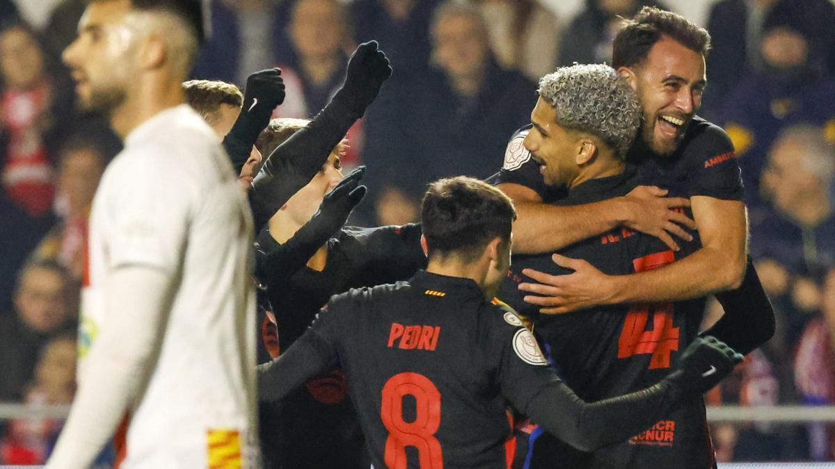 Eric García abraza a Araujo tras el 0-1.