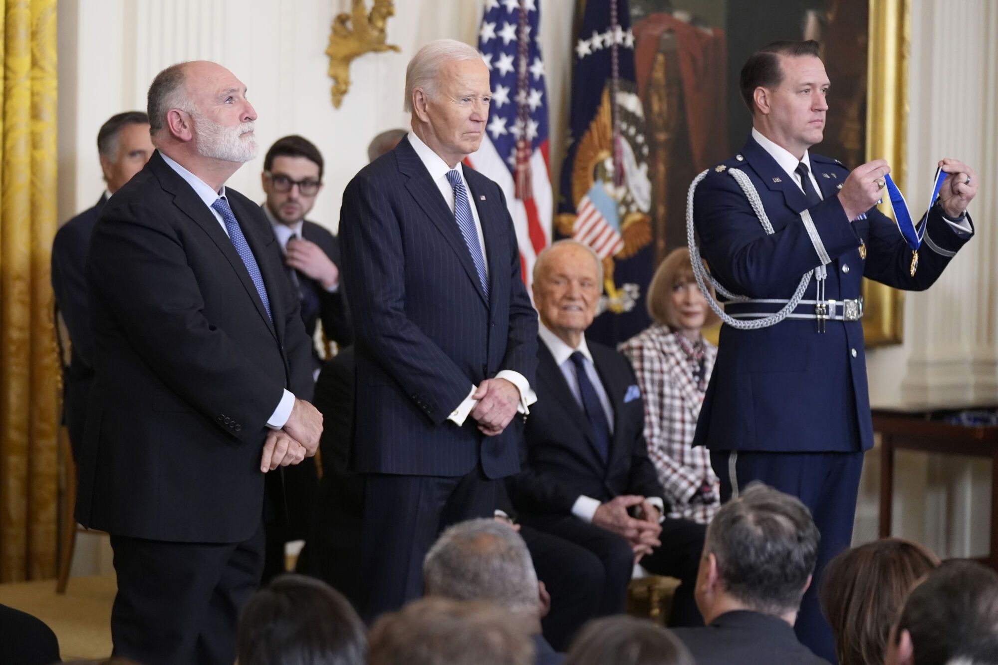 José Andrés recibe de manos de Biden la más alta condecoración civil de Estados Unidos