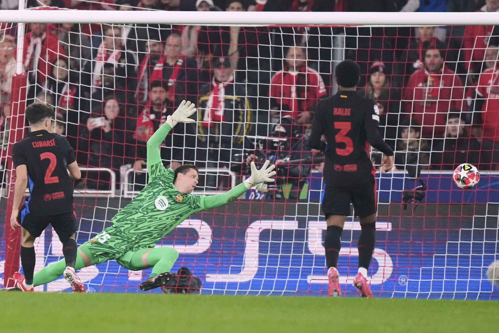 Barcelona's goalkeeper Wojciech Szczęsny tries to save a shot, during a Champions League opening phase soccer match between SL Benfica and FC Barcelona at the Luz stadium in Lisbon, Tuesday, Jan. 21, 2025. (AP Photo/Armando Franca) . EDITORIAL USE ONLY / ONLY ITALY AND SPAIN