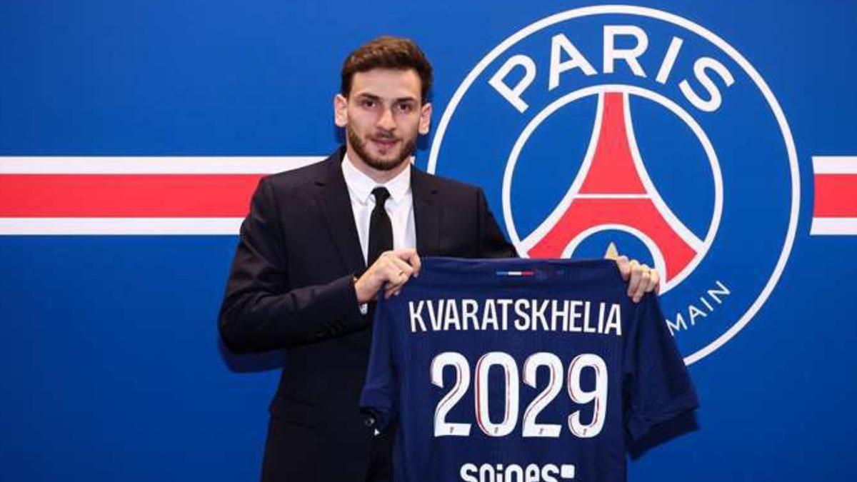 El PSG cierra el fichaje de Kvaratskhelia por 70 millones