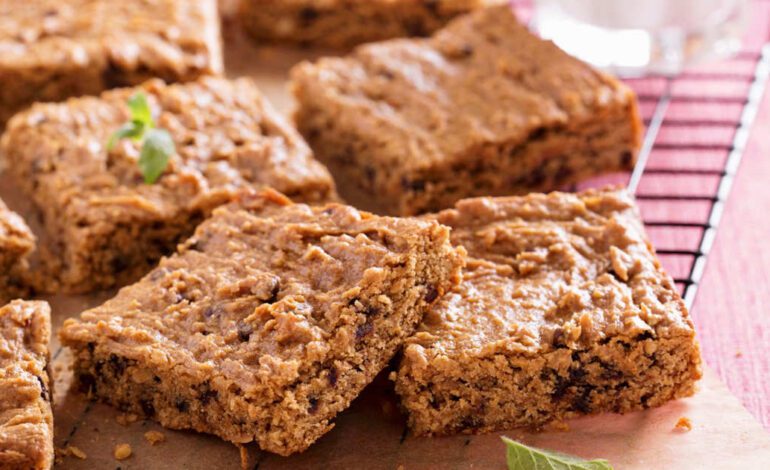 Brownie de avena y garbanzos con cacahuete, la receta de ‘blondie’ rica en proteínas más fácil y deliciosa