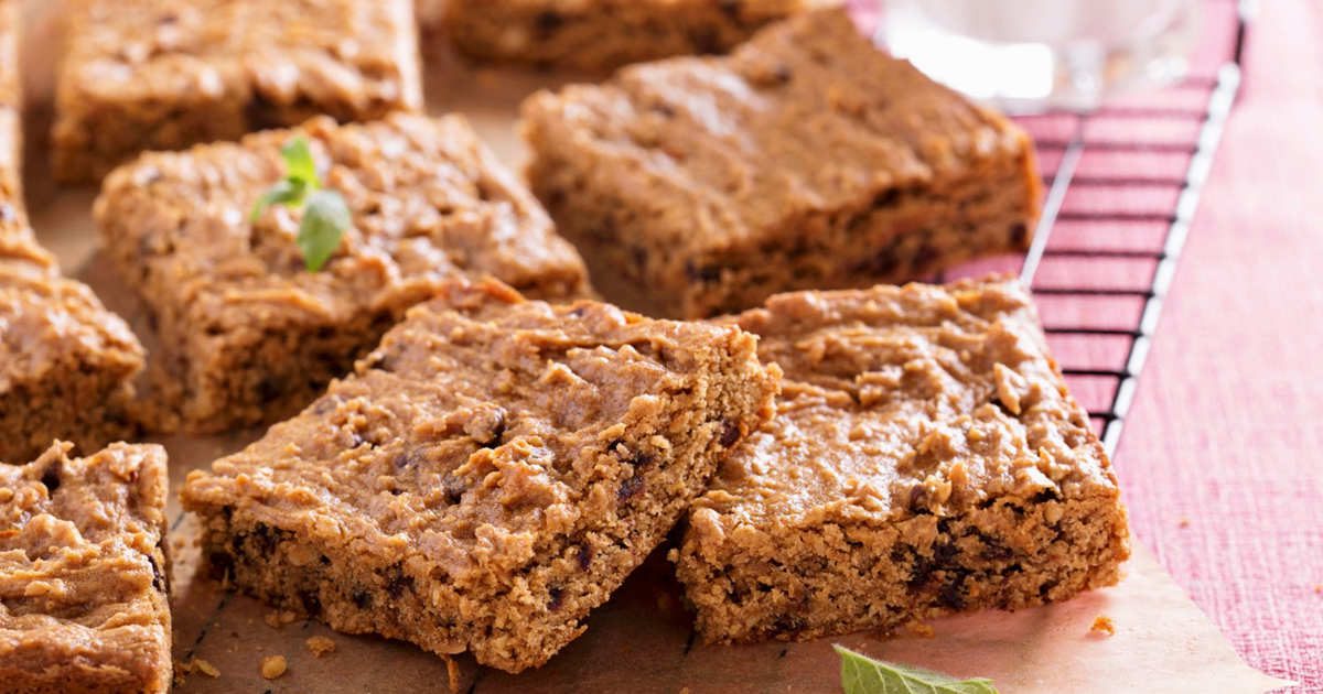 Brownie de avena y garbanzos con cacahuete, la receta de ‘blondie’ rica en proteínas más fácil y deliciosa