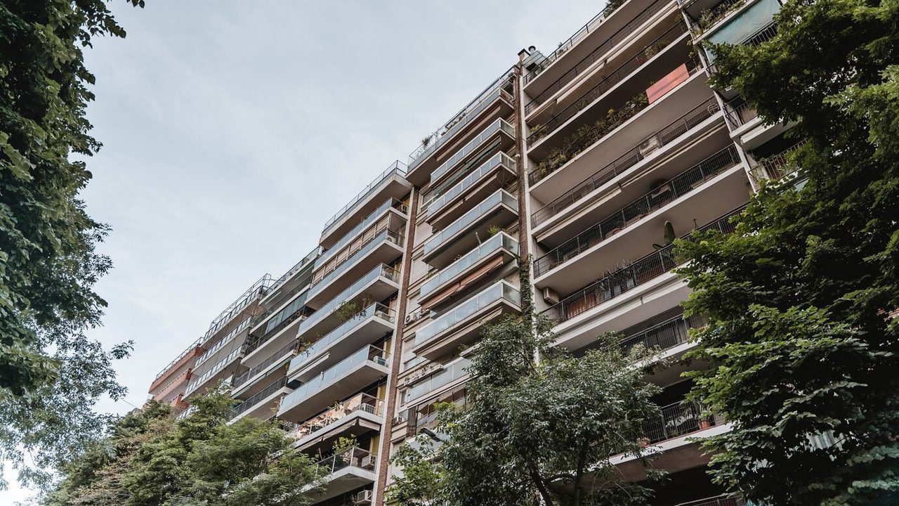 Madrid impulsa el acceso a la vivienda para los jóvenes y sorteará 266 pisos asequibles: estos son los requisitos