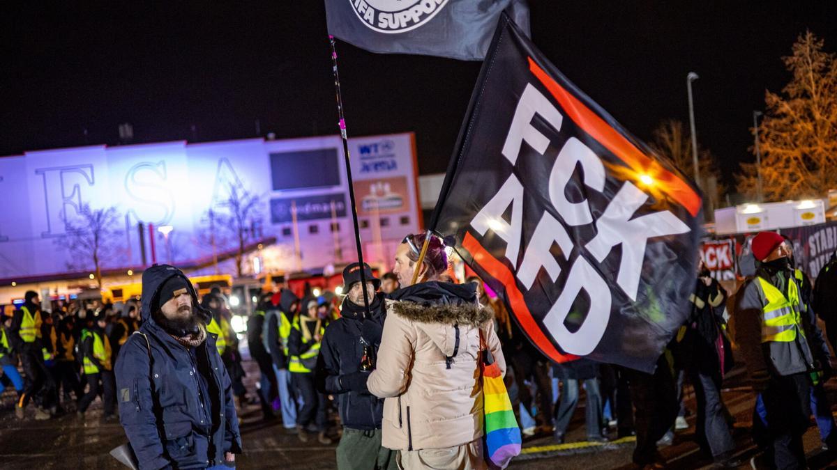 La batalla campal ultra y el pulso por la cancillería dan el pistoletazo de salida a la campaña alemana