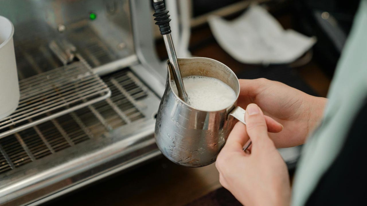 Despiden a un camarero en A Coruña por insultar a un cocinero sobre su peso