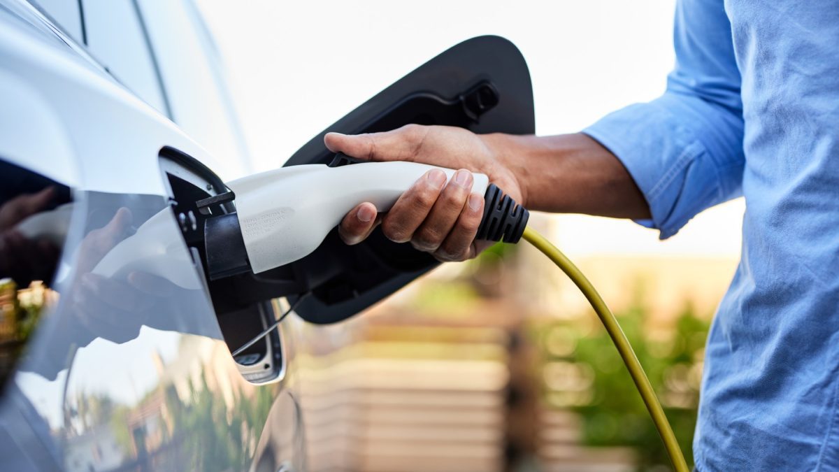 Llegan las rebajas y esta es la manera más barata de cargar un coche eléctrico