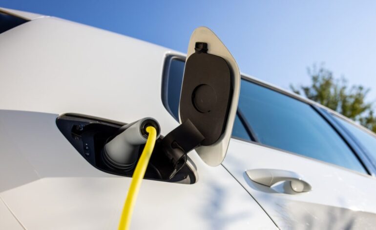 España roza los 50.000 cargadores públicos para coches eléctricos, pero el dato esconde una trampa