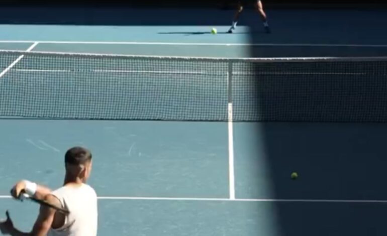 Carlos Alcaraz pierde contra Novak Djokovic en un entrenamiento previo al Open de Australia