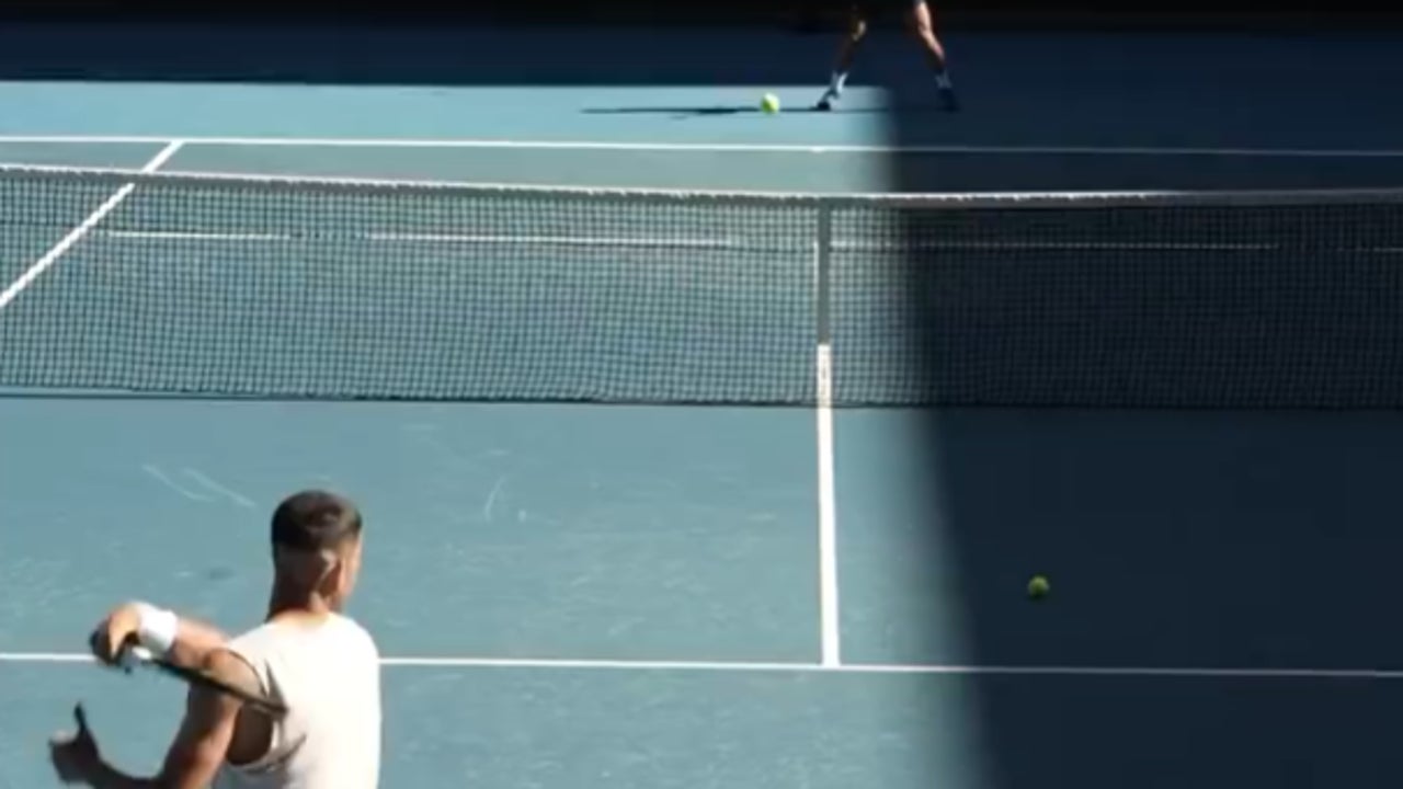 Carlos Alcaraz pierde contra Novak Djokovic en un entrenamiento previo al Open de Australia