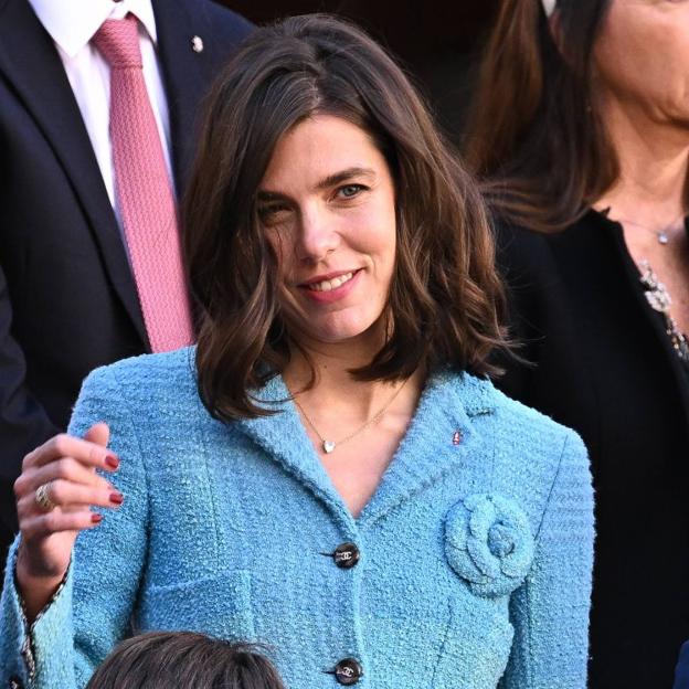 Carlota Casiraghi con raya al lado.