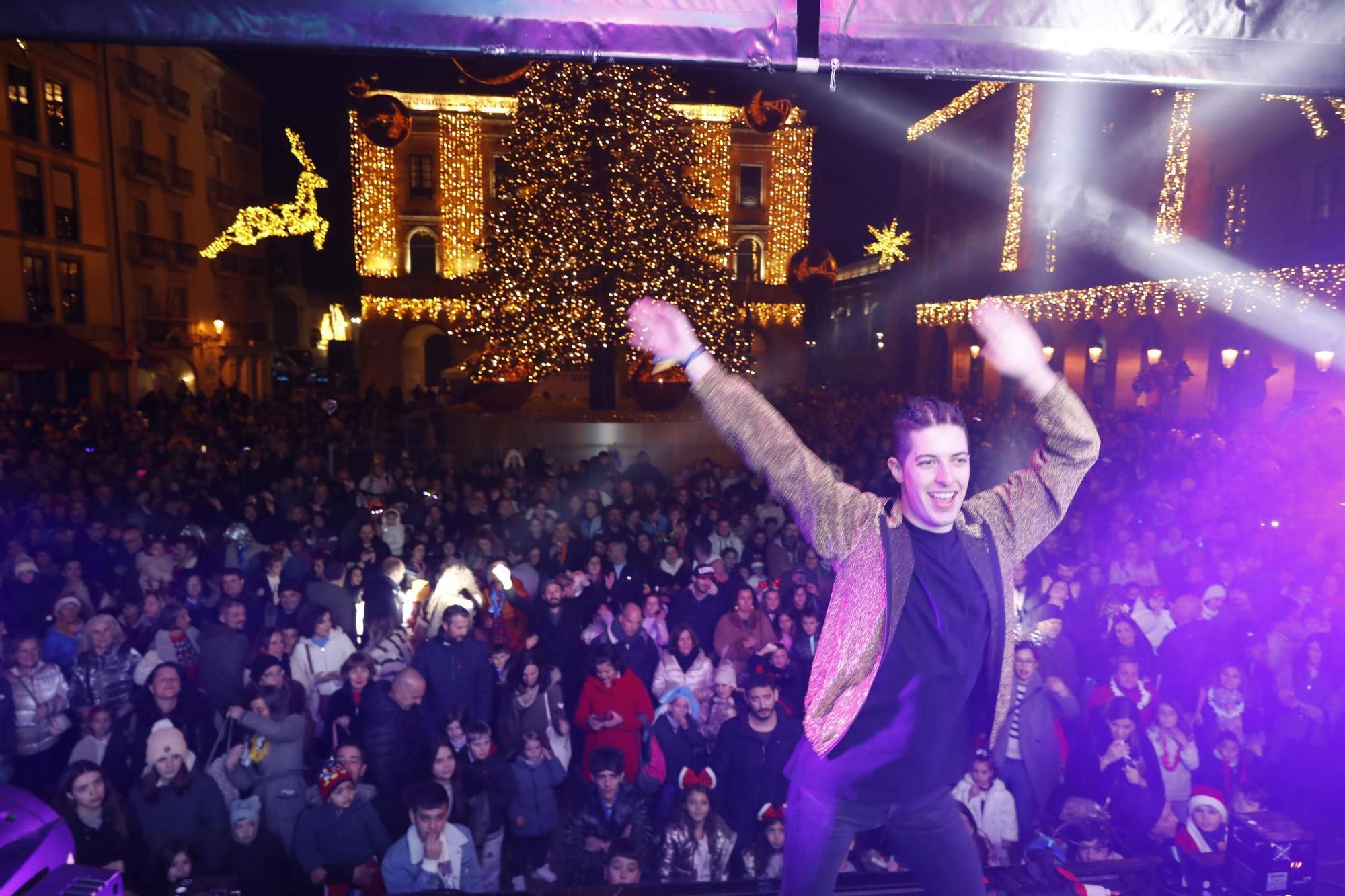 El "campanillas" en la Plaza Mayor de Gijón, en imágenes