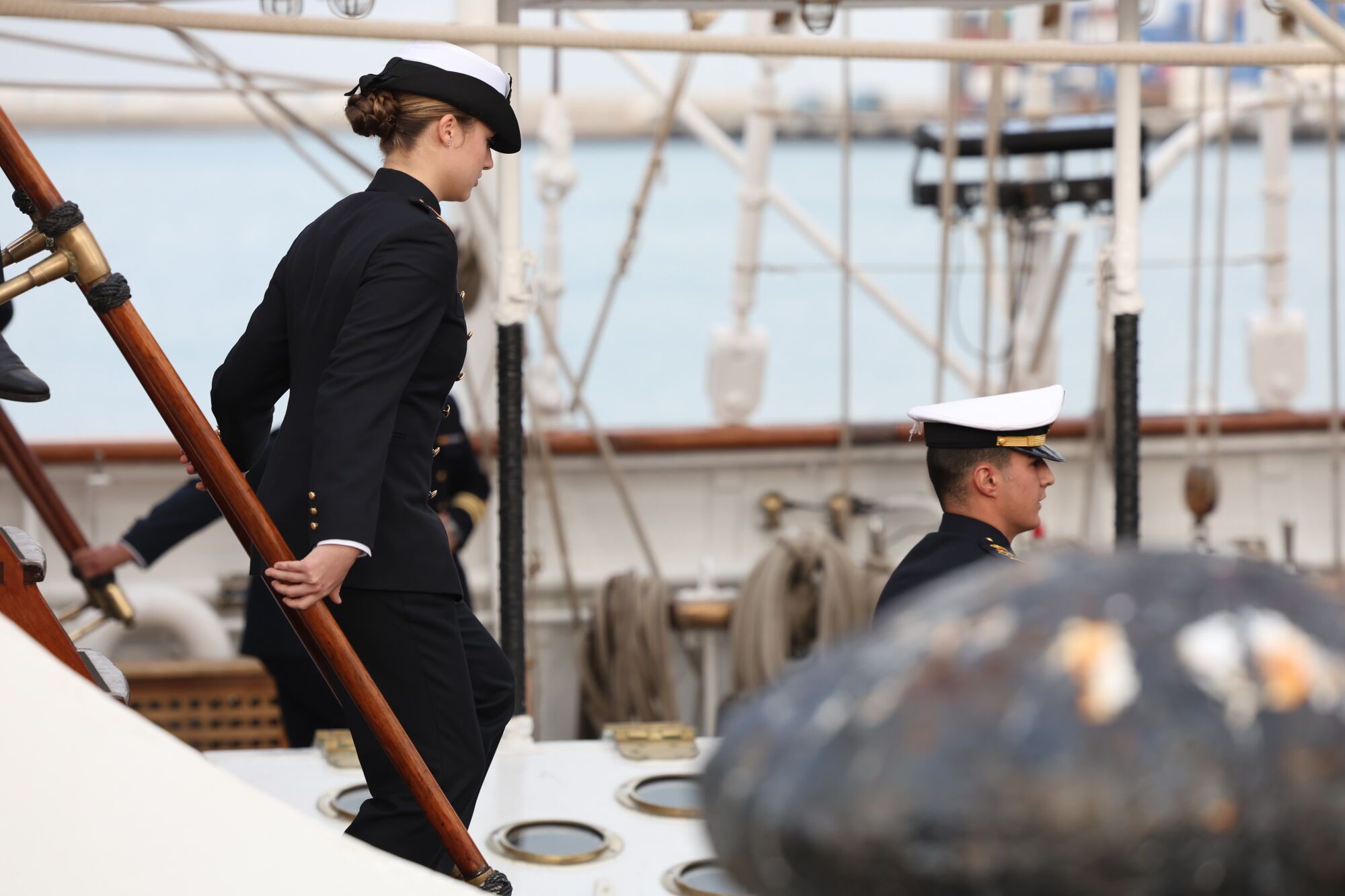 La Princesa Leonor a su llegada al buque escuela 'Juan Sebastián de Elcano'. A 08 de enero de 2024, en Cádiz (Andalucía, España). La Princesa Leonor se ha desplazado al Puerto de Cádiz para el embarque de guardamarinas alumnos de tercer curso de la Escuela Naval Militar en el buque escuela 'Juan Sebastián de Elcano' para realizar el XCVII Crucero de Instrucción. 08 ENERO 2025 Nacho Frade / Europa Press 08/01/2025. LEONOR DE BORBÓN Y ORTIZ;Nacho Frade;