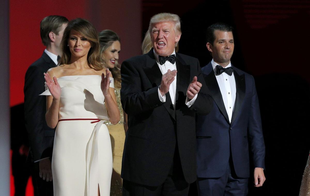 U.S. President Donald Trump applauds while flanked by his wife Melania (L) and his son Donald Jr. (R) at his "Liberty" Inaugural Ball in Washington, U.S., January 20, 2017. REUTERSUSA PRESIDENTE DONALD TRUMP BAILA CON SU ESPOSA MELANIA