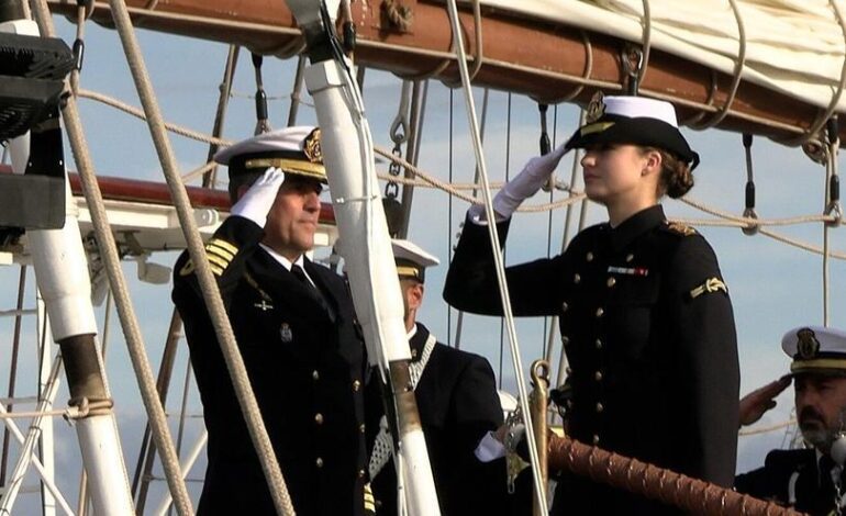 Leonor embarca en el Juan Sebastián Elcano para iniciar su instrucción como guardiamarina, en imágenes