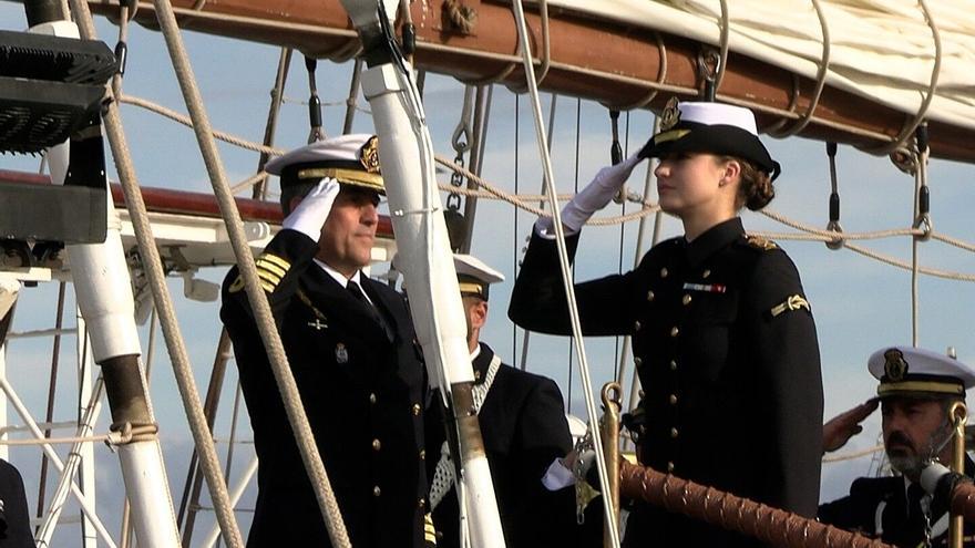 Leonor embarca en el Juan Sebastián Elcano para iniciar su instrucción como guardiamarina, en imágenes