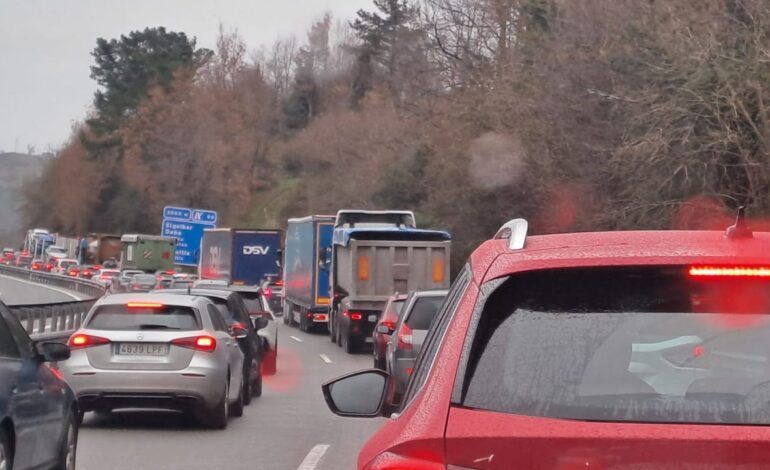 Cerrada la autopista AP-68 entre Bilbao y San Sebastián por el vuelco de un camión