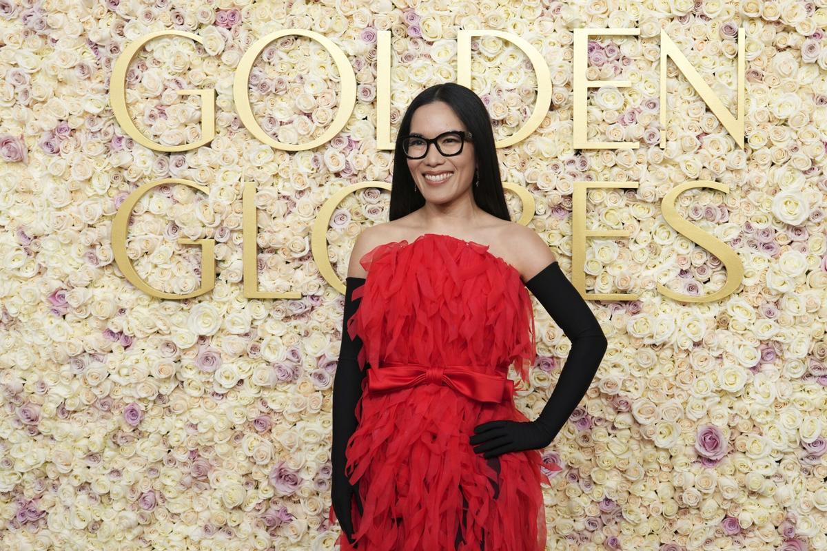 Ali Wong optó por ser la mujer de rojo con un Balenciaga.