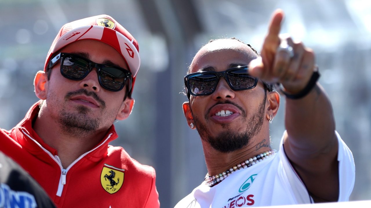 Un excompañero de Hamilton cree que no podrá con Leclerc en Ferrari: «Lo vencerá…»