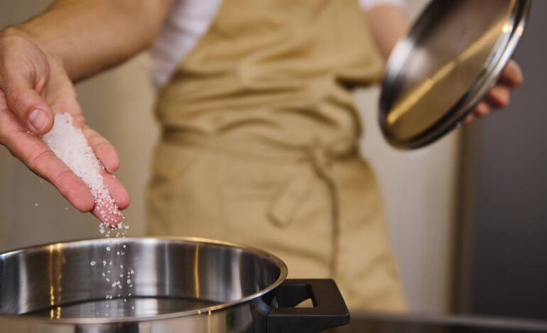 El truco de los cocineros para salvar un plato si te has pasado con la sal