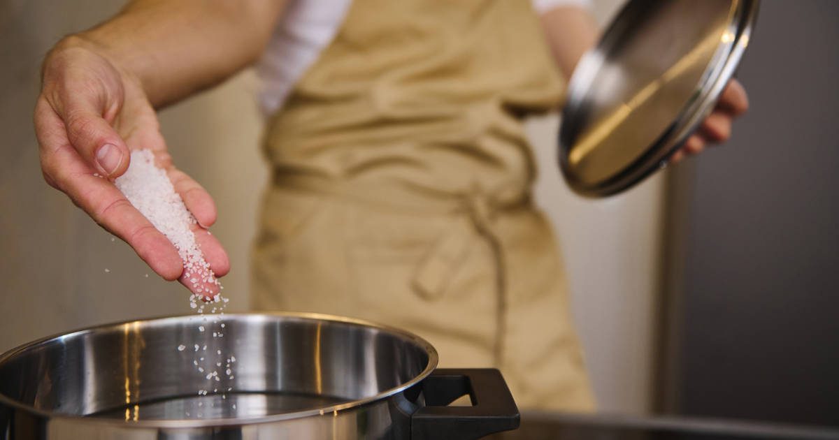 El truco de los cocineros para salvar un plato si te has pasado con la sal