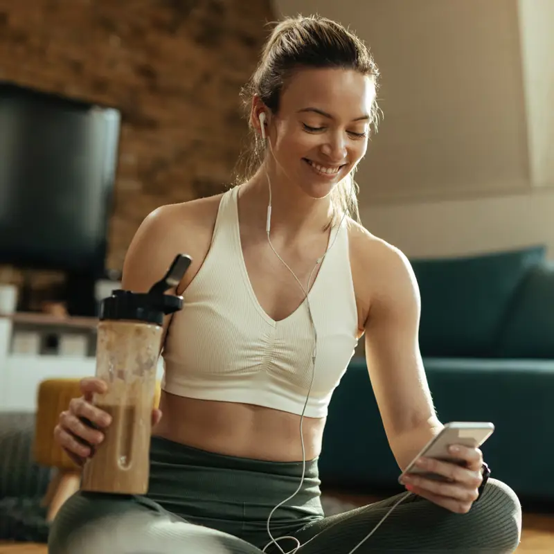 chica deportiva bebiendo un batido