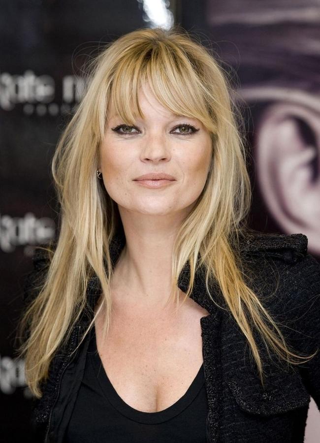 Kate Moss con un corte de pelo largo y un ligero flequillo Bardot/@katemossphoto