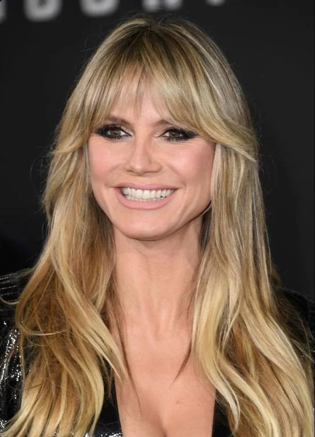 Heidi Klum con flequillo grueso como cortina y cabello largo/@heidiklumly