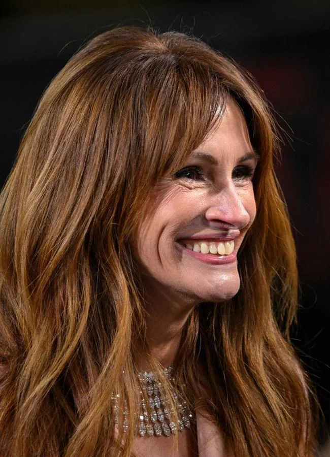 Julia Roberts con flequillo abierto en forma de cortina en un corte largo/@juliaroberts.forever