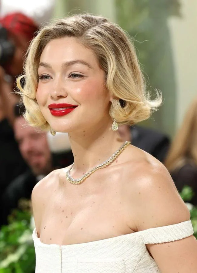 Gigi Hadid con un moderno corte de pelo bob italiano para 2025/@gigixupdates