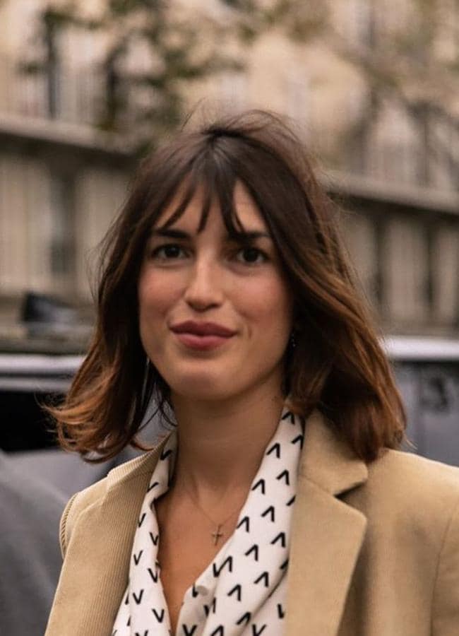 Jeanne Damas con corte midi con flecos ligeros tendencia 2025/@jeannedamas