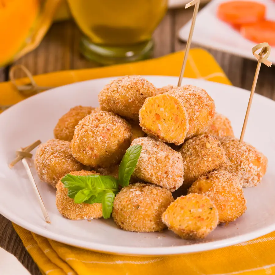 Croquetas de calabaza, queso y nueces.