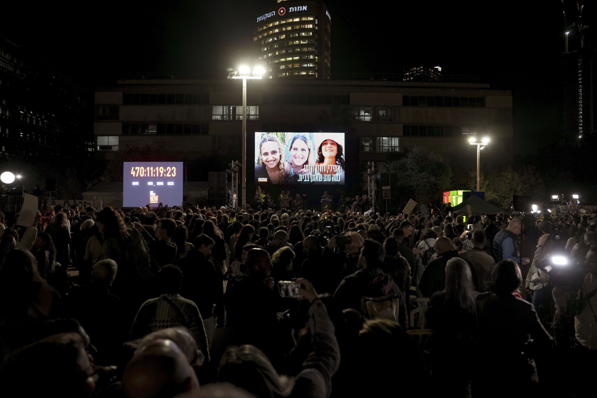 Relatives and friends of people killed and abducted by Hamas and taken into Gaza, react while photographs of the kidnapped women awaiting release Romi Gonen, Doron Steinbrecher and Emily Damari appear on the screen in Tel Aviv, Israel on Sunday, Jan. 19, 2025. (AP Photo/Oded Balilty) associated  Press / LaPresse Only italy and Spain. EDITORIAL USE ONLY/ONLY ITALY AND SPAIN